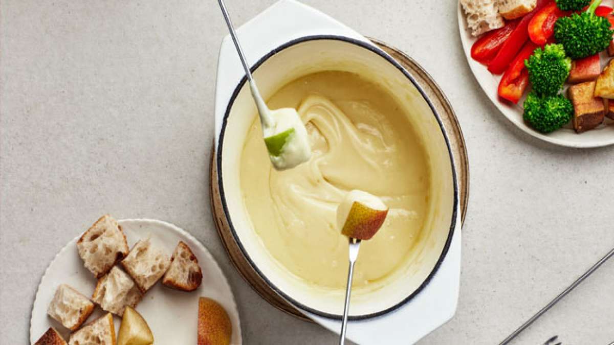 Feiern Sie den Nationalen Käsefondue-Tag in den USA und tauchen Sie ein in die verführerische Welt des geschmolzenen Käses und der köstlichen Zutaten.