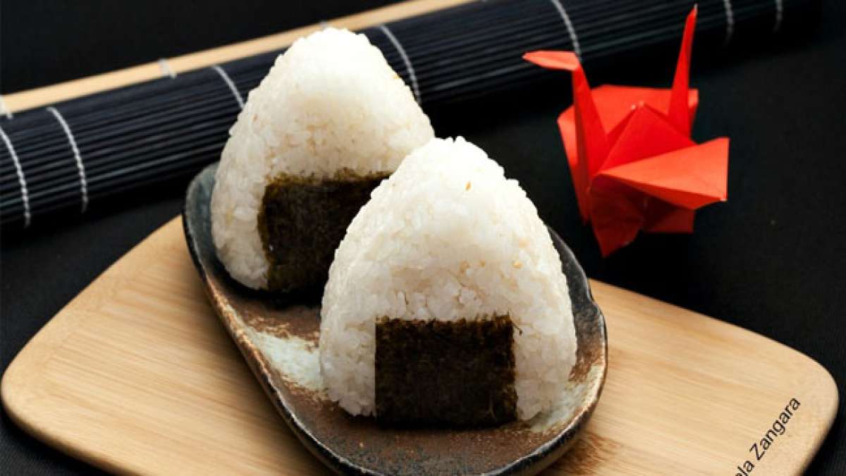 Erfahren Sie mehr über die Herkunft und die Kunst des Onigiri-Formens und entdecken Sie, was sich im Inneren dieser köstlichen Köstlichkeiten verbirgt.