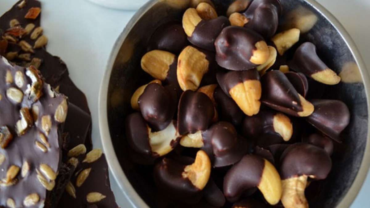 Genießen Sie den Nationalen Tag der schokoladenüberzogenen Cashews in den USA mit einem gesunden und köstlichen Snack. Genießen Sie den Nationalen Tag der schokoladenüberzogenen Cashews in den USA mit einem gesunden und köstlichen Snack.