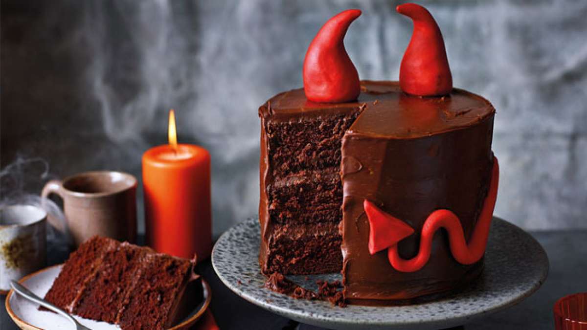 Erfahren Sie, wie dieser klassische Kuchen in den frühen 1900er Jahren in den USA entstand und warum er den perfekten Kontrast zu den zarten "Engelskuchen" bildet.