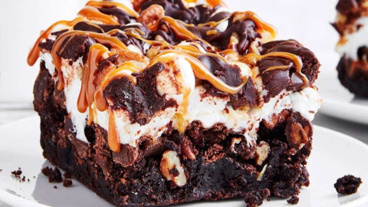 Feiern Sie den Nationalen Rocky Road Tag und entdecken Sie, wie dieses köstliche Schokoladeneis mit Marshmallows, Nüssen und Schokoladenstückchen entstanden ist. Feiern Sie den Nationalen Rocky Road Tag und entdecken Sie, wie dieses köstliche Schokoladeneis mit Marshmallows, Nüssen und Schokoladenstückchen entstanden ist.