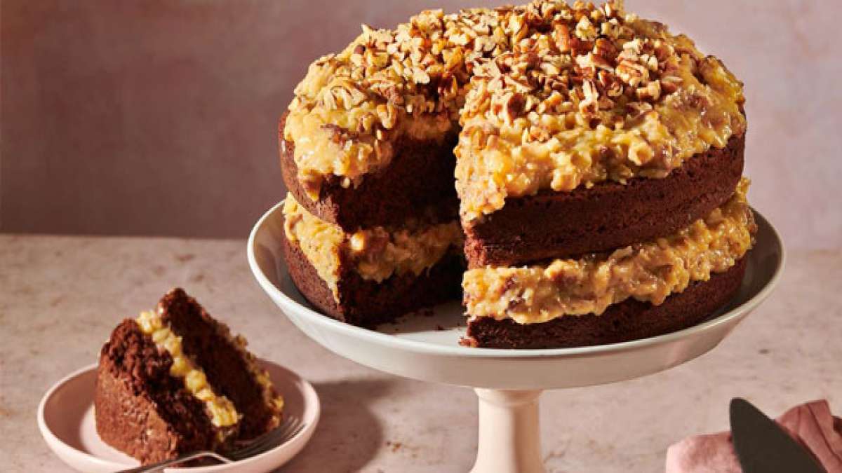 Feiern Sie den Nationalen Tag des deutschen Schokoladenkuchens in den USA mit diesem einzigartigen Kuchen, der mit einer Puddingglasur und köstlichen Zutaten wie Pekannüssen und Kokosnüssen zubereitet wird.