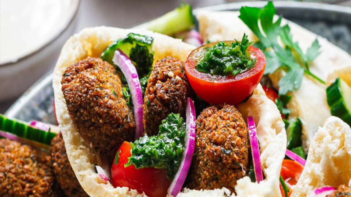Feiern Sie den Internationalen Falafel-Tag und entdecken Sie die köstlichen frittierten Kugeln aus gemahlenen Kichererbsen und Saubohnen, ein traditionelles Gericht des Nahen Ostens.