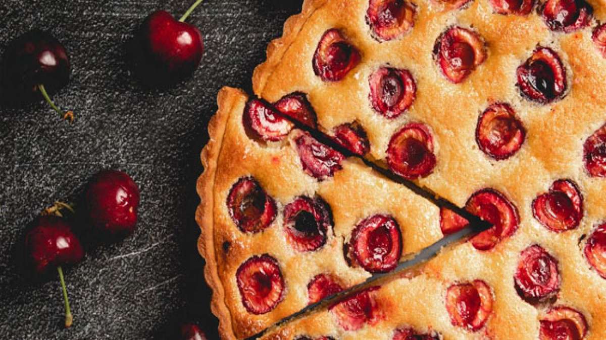 Feiern Sie den Nationalen Tag der Kirschtorte in den USA und entdecken Sie, dass ein durchschnittlicher Kirschbaum genug Kirschen für bis zu 28 Torten tragen kann.