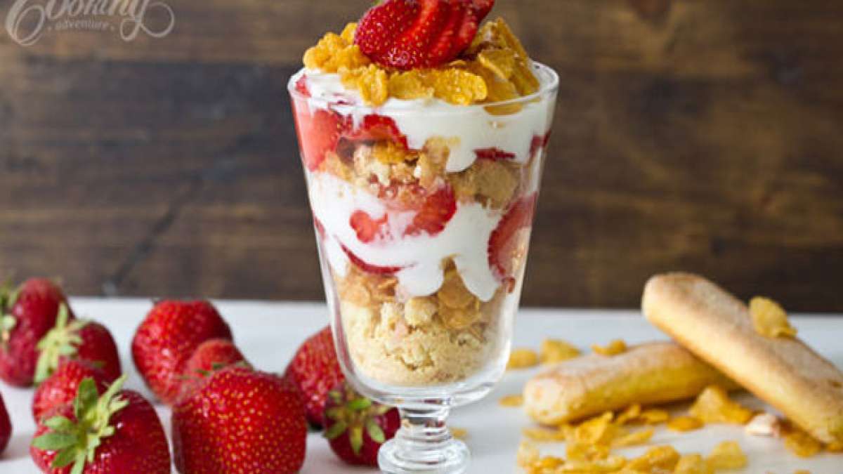 Feiern Sie den Nationalen Erdbeer-Parfait-Tag in den USA mit diesem erfrischenden Dessert.