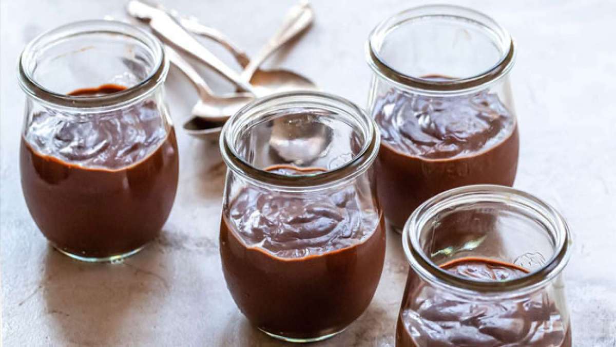 Genießen Sie den Nationalen Tag des Schokoladenpuddings in den USA mit einem Dessert, das eine süße Tradition verkörpert.