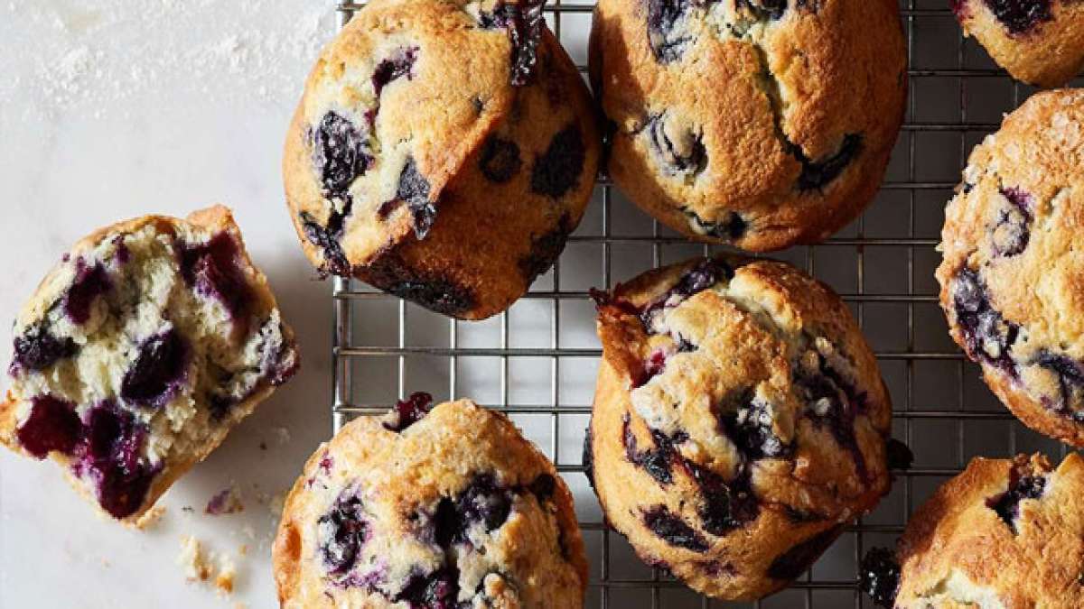 Feiern Sie den Nationalen Tag des Blaubeermuffins und genießen Sie die köstliche Verbindung von saftigen Blaubeeren und einem lockeren Muffinteig, eine beliebte Leckerei in den USA. Feiern Sie den Nationalen Tag des Blaubeermuffins und genießen Sie die köstliche Verbindung von saftigen Blaubeeren und einem lockeren Muffinteig, eine beliebte Leckerei in den USA.