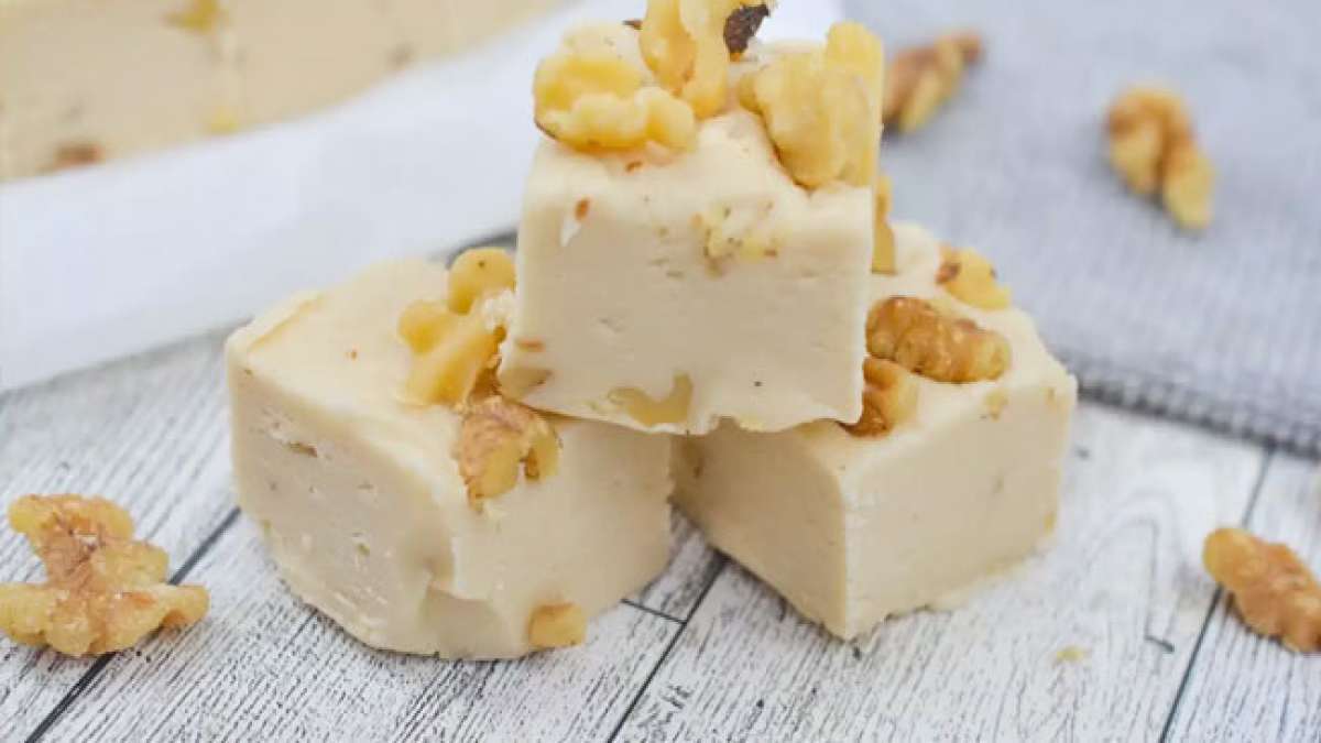 Feiern Sie den Nationalen Penuche-Tag in den USA mit dieser köstlichen, schokoladenähnlichen Süßigkeit aus braunem Zucker, Butter und Milch.