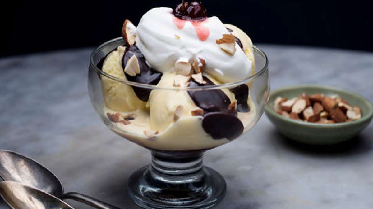 Feiern Sie den Nationalen Tag der Eisbecher mit Karamell in den USA und entdecken Sie die köstliche Vielfalt dieser Dessertkreationen.