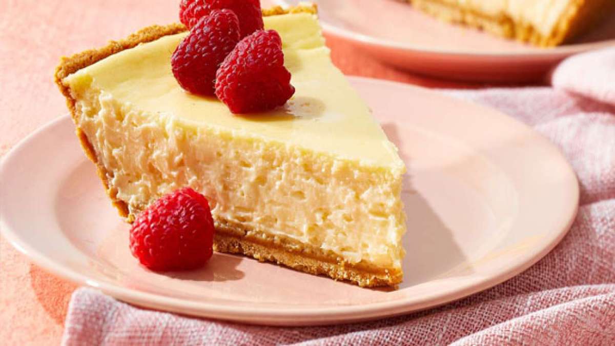 Genießen Sie den Nationalen Käsekuchentag in den USA mit einem Stück dieses himmlischen Desserts.