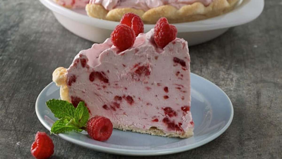 Feiern Sie den Nationalen Tag der Himbeercremetorte in den USA mit einem Stück dieser verlockenden Leckerei.