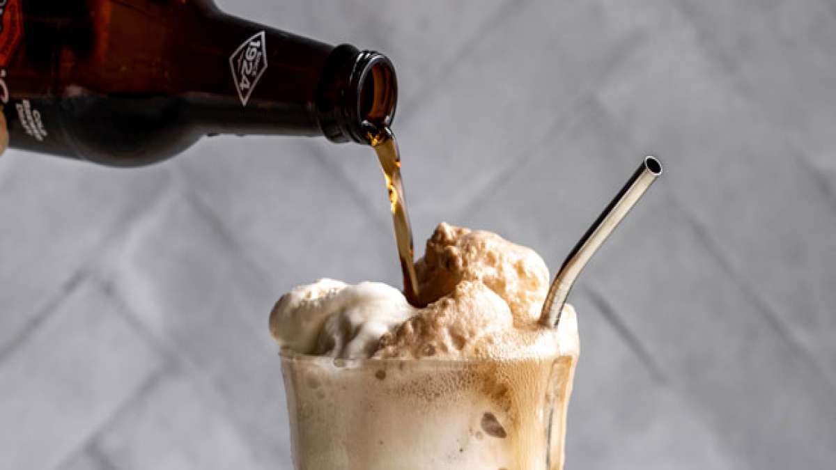 Feiere den Nationalen Root Beer Float Day mit erfrischenden Ice Cream Floats. Feiere den Nationalen Root Beer Float Day mit erfrischenden Ice Cream Floats.