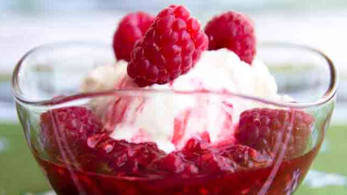 Probieren Sie frische Himbeeren oder erstellen Sie ein leckeres Dessert mit gefrorenen Himbeeren und Sahne. Verwenden Sie den Hashtag #RaspberriesNCreamDay, um Ihre kulinarischen Kreationen zu teilen und Freunde zu inspirieren. Probieren Sie frische Himbeeren oder erstellen Sie ein leckeres Dessert mit gefrorenen Himbeeren und Sahne. Verwenden Sie den Hashtag #RaspberriesNCreamDay, um Ihre kulinarischen Kreationen zu teilen und Freunde zu inspirieren.