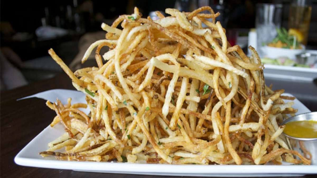 Feiern Sie den Nationalen Julienne-Fritten-Tag und entdecken Sie die verlockende Welt von Pommes frites, von klassischen Tüten bis hin zu ausgefallenen Gourmet-Kreationen.