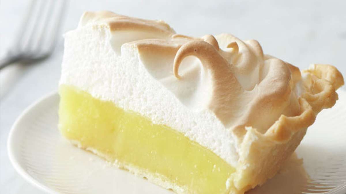 Feiern Sie den Nationalen Tag der Zitronenbaisertorte und genießen Sie diesen erfrischenden Dessertkuchen mit einer leckeren Zitronenfüllung und luftigem Baiser.