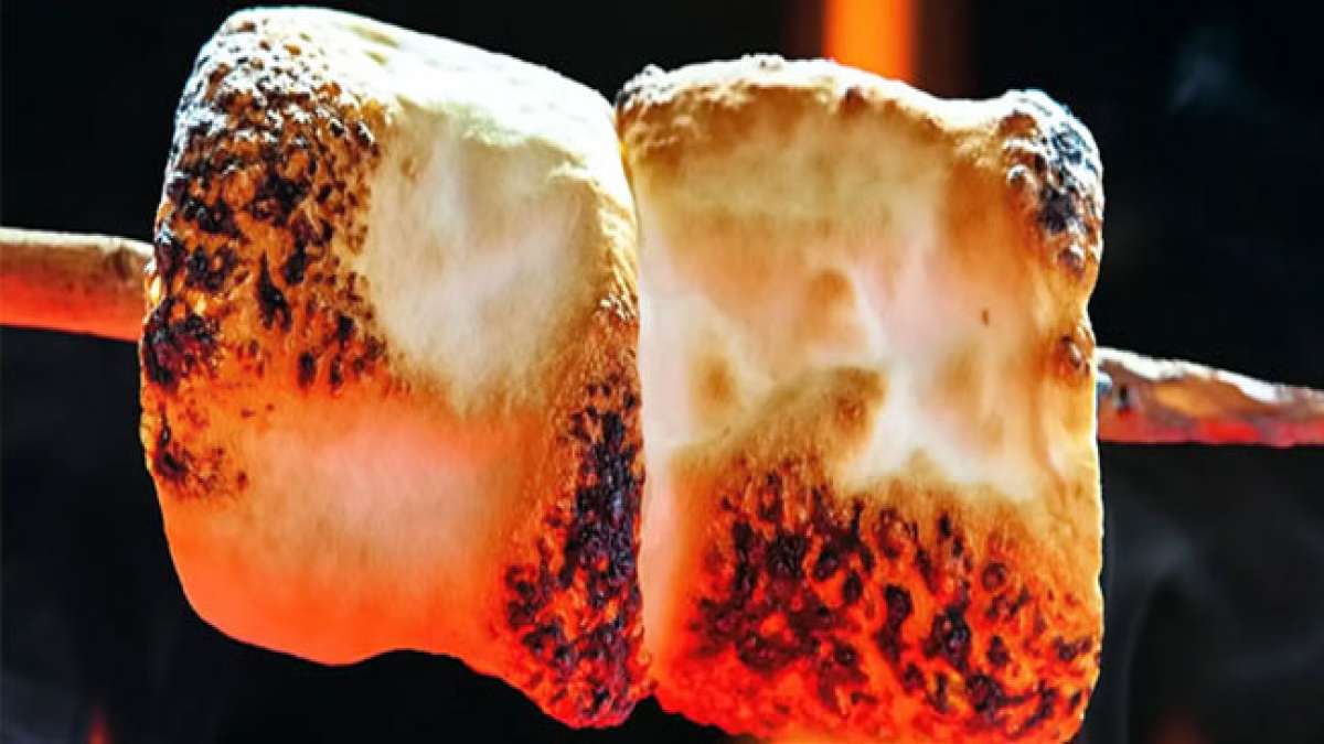 Gönnen Sie sich das Vergnügen klebriger, gerösteter Marshmallows und genießen Sie den einzigartigen Geschmack dieses beliebten Sommersnacks. Gönnen Sie sich das Vergnügen klebriger, gerösteter Marshmallows und genießen Sie den einzigartigen Geschmack dieses beliebten Sommersnacks.