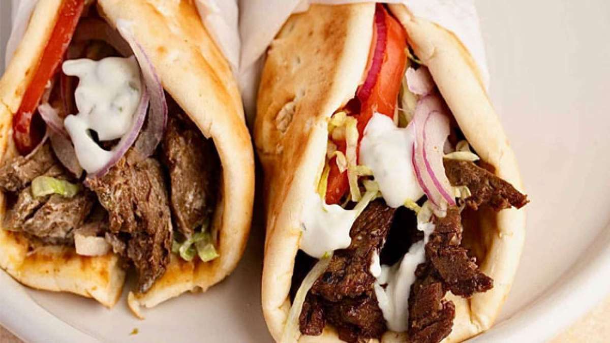 Tauchen Sie ein in die Geschichte dieses drehenden und köstlichen Genusses, der seinen Ursprung im osmanischen Bursa des 19. Jahrhunderts hat. Tauchen Sie ein in die Geschichte dieses drehenden und köstlichen Genusses, der seinen Ursprung im osmanischen Bursa des 19. Jahrhunderts hat.