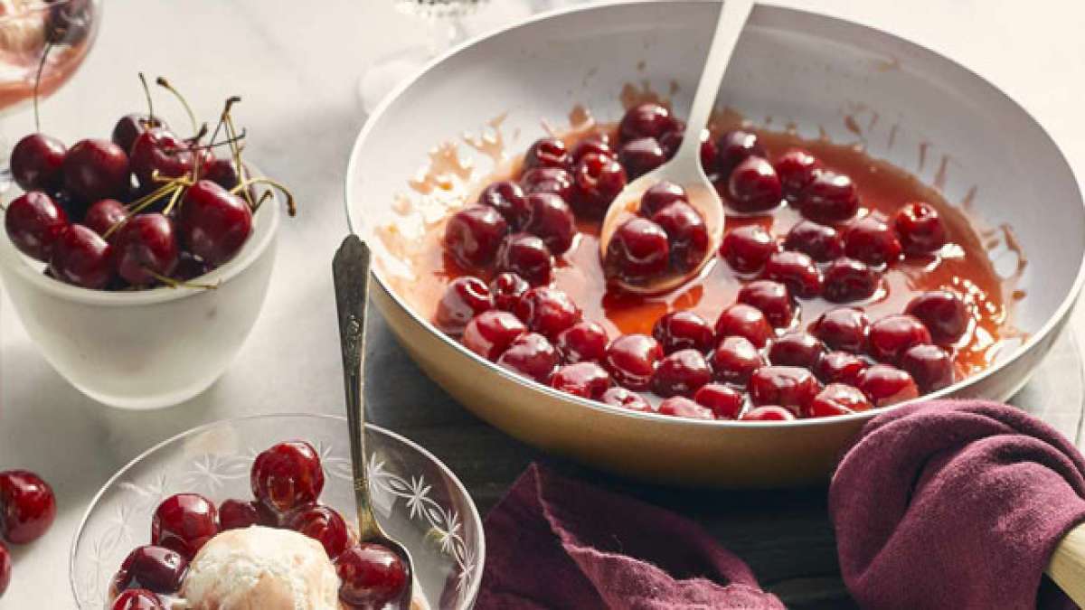 Genießen Sie diesen süßen Anlass mit einem unwiderstehlichen Kirsch-Jubiläumsdessert. Genießen Sie diesen süßen Anlass mit einem unwiderstehlichen Kirsch-Jubiläumsdessert.