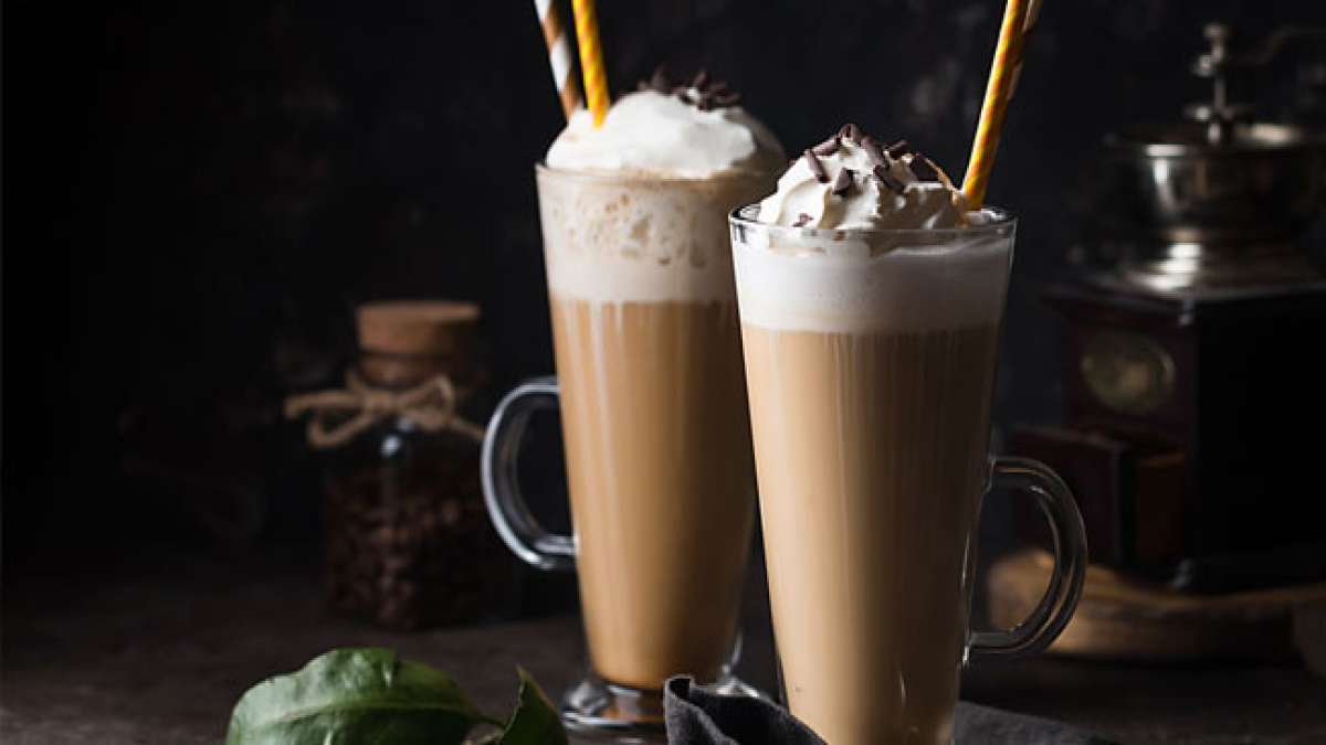 Feiern Sie den Nationalen Frappe-Tag und entdecken Sie die erfrischende Geschichte dieses beliebten Kaffeegetränks.