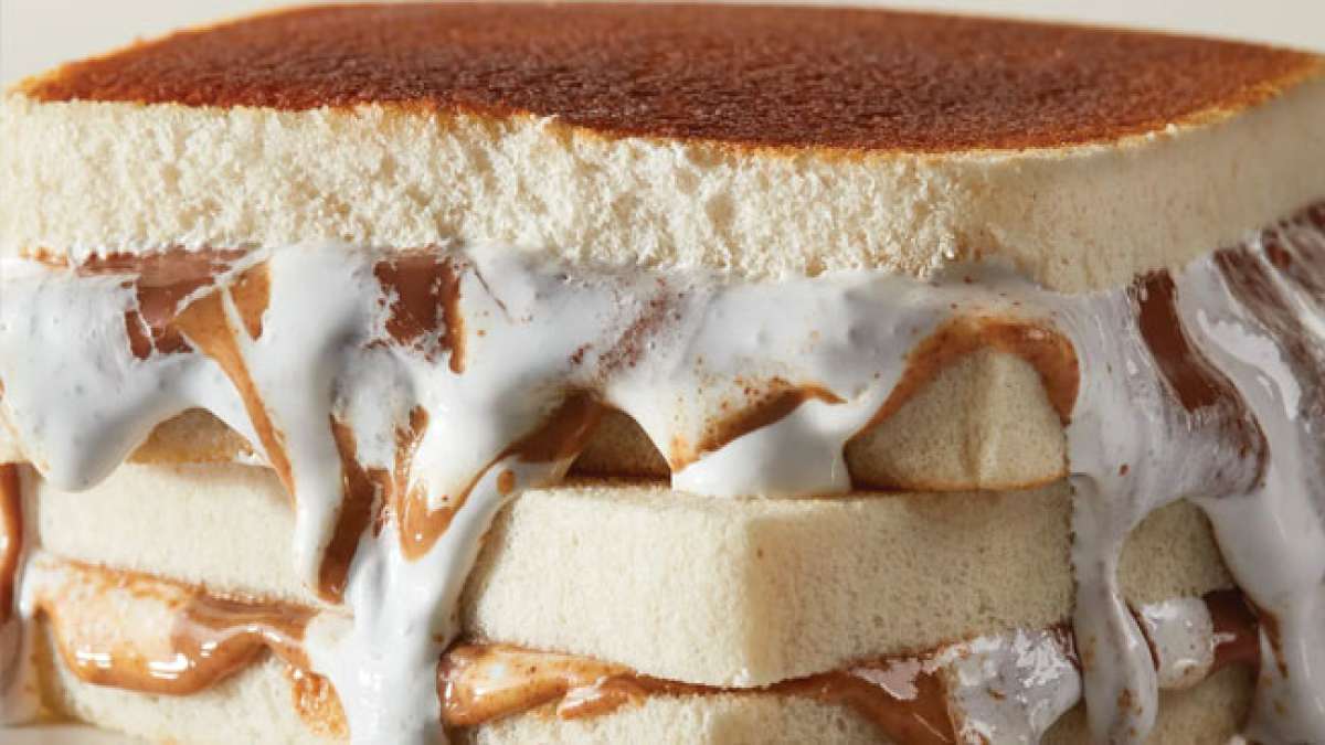 Feiern Sie den Nationalen Fluffernutter-Tag und genießen Sie die köstliche Kombination von Erdnussbutter und Marshmallow-Creme in diesem klassischen Sandwich.