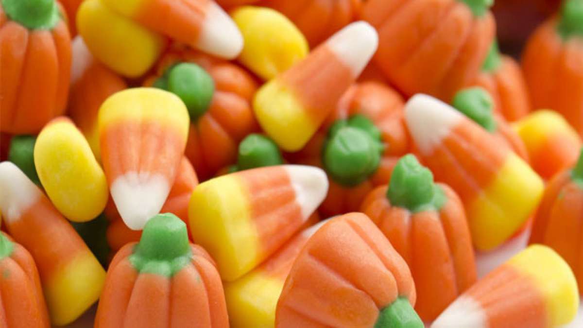 Candy Corn: Die süßeste Herbsttradition der USA. Feiern Sie den Nationalen Tag des Zuckermais am 30. Oktober! Candy Corn: Die süßeste Herbsttradition der USA. Feiern Sie den Nationalen Tag des Zuckermais am 30. Oktober!