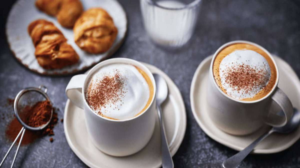 Cappuccino: Ein Klassiker der italienischen Kaffeekultur, der mit seinem cremigen Schaum und seinem reichhaltigen Geschmack begeistert. Feiern Sie den Nationalen Cappuccino-Tag am 8. November! Cappuccino: Ein Klassiker der italienischen Kaffeekultur, der mit seinem cremigen Schaum und seinem reichhaltigen Geschmack begeistert. Feiern Sie den Nationalen Cappuccino-Tag am 8. November!