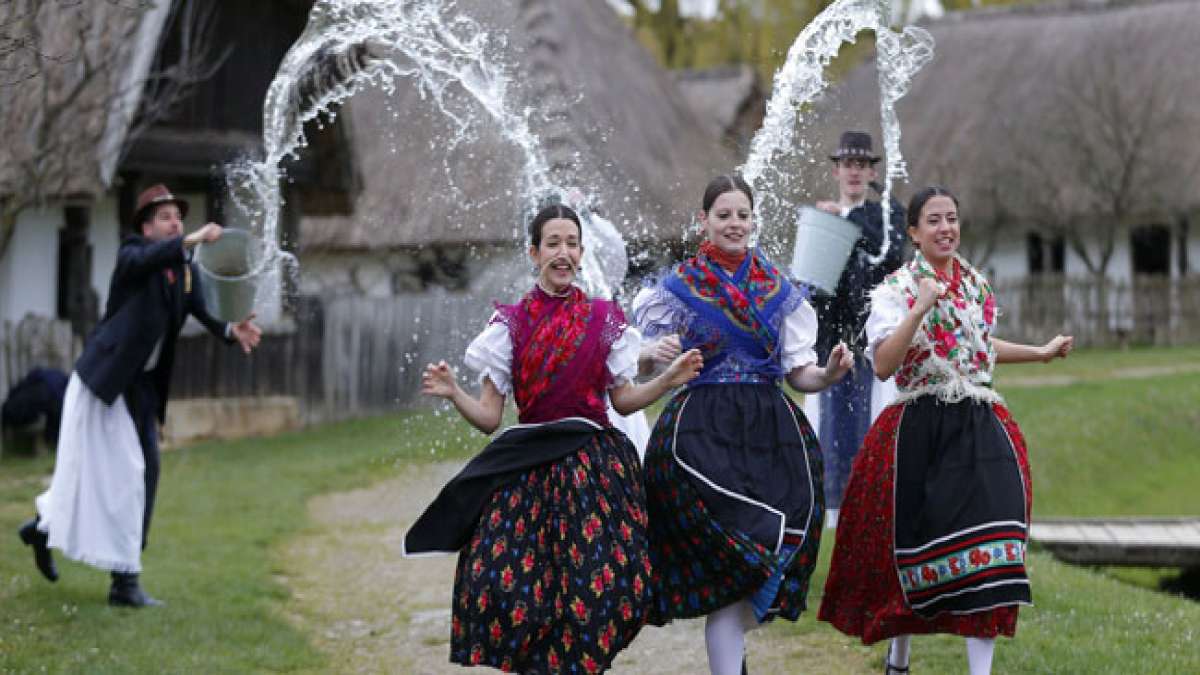 Feiern Sie den Dyngus-Tag, eine fröhliche polnische Tradition, die das Ende der Fastenzeit nach Ostern markiert.