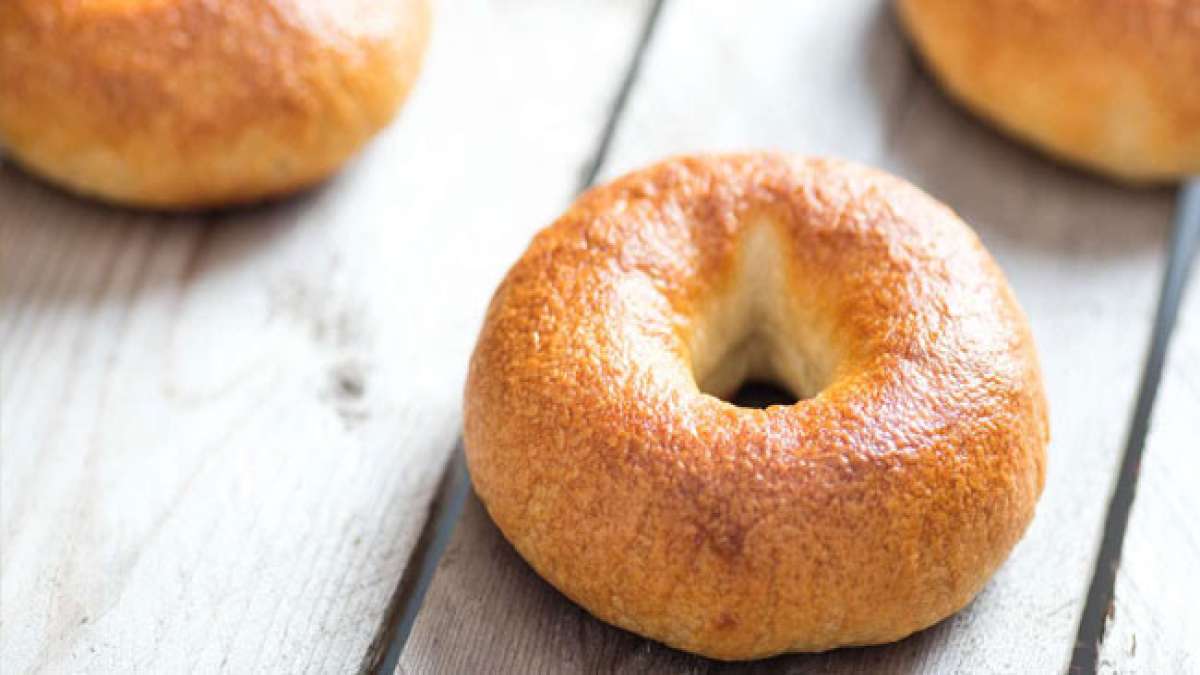 Feiern Sie den Nationalen "Iss einen Bagel"-Tag und entdecken Sie die faszinierende Geschichte des Bagels, dessen Name auf das jiddische Wort "beygl" zurückgeht und ein dichtes, zähes Inneres mit einer einzigartigen Kruste schafft.