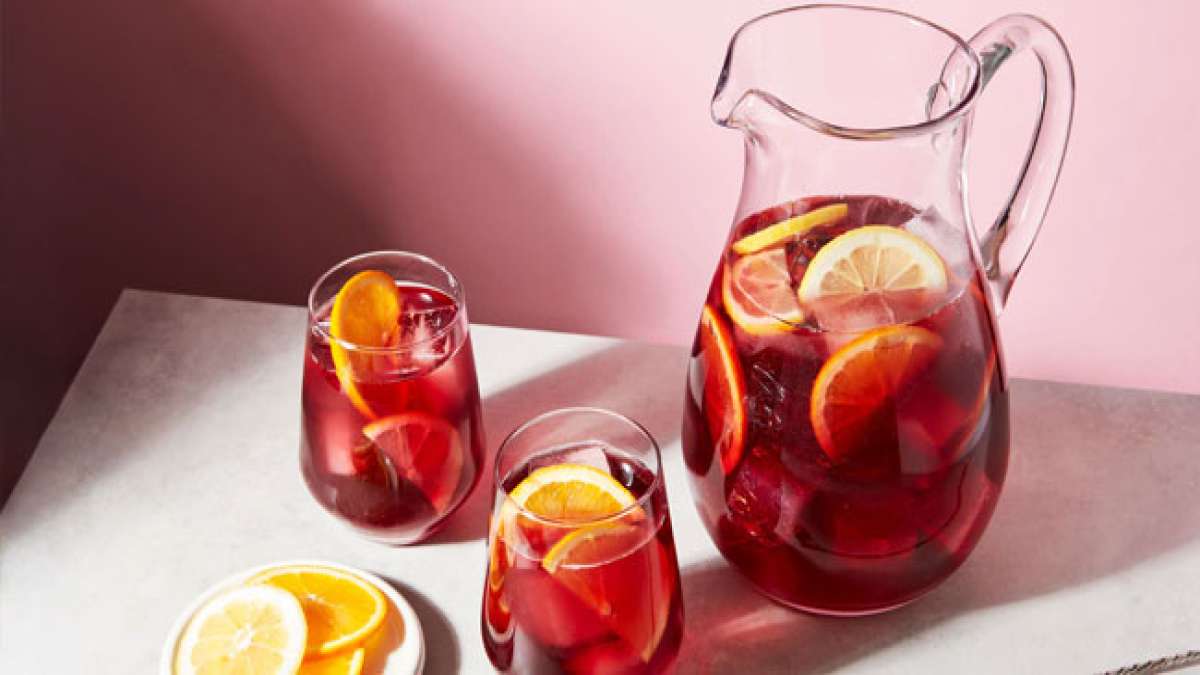 Feiere den Nationalen Sangria-Tag mit einem erfrischenden Blick auf die Geschichte dieses farbenfrohen Getränks. Feiere den Nationalen Sangria-Tag mit einem erfrischenden Blick auf die Geschichte dieses farbenfrohen Getränks.