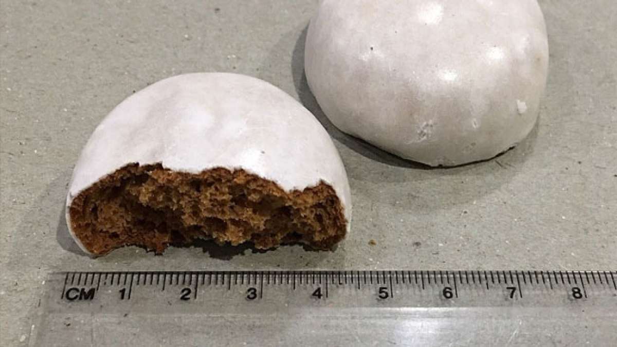 Entdecken Sie auch die köstlichen Pfeffernüsse, ein traditionelles deutsches Weihnachtsgebäck mit einer reichen Mischung aus Muskatnuss, Ingwer, Zimt und Nelken, das seinen Namen aufgrund seiner einzigartigen Zutaten und seiner plumpe, runde Form träg Entdecken Sie auch die köstlichen Pfeffernüsse, ein traditionelles deutsches Weihnachtsgebäck mit einer reichen Mischung aus Muskatnuss, Ingwer, Zimt und Nelken, das seinen Namen aufgrund seiner einzigartigen Zutaten und seiner plumpe, runde Form träg