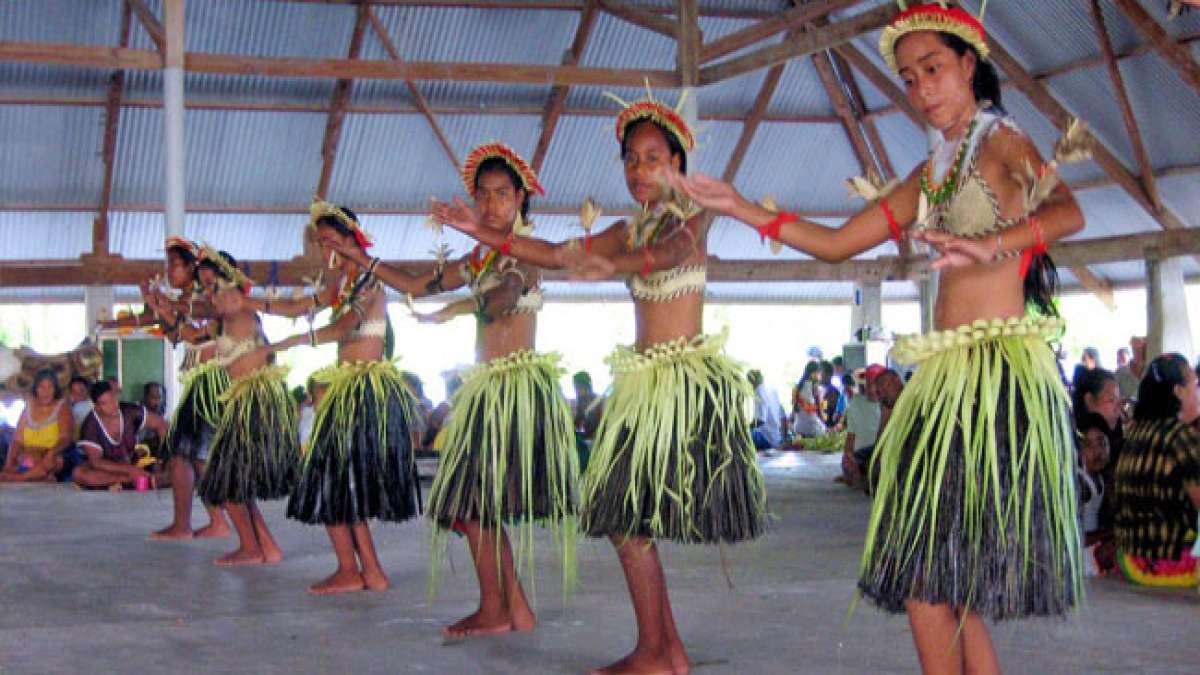 Feiern Sie den Tag der Kultur in Kiribati, Teil eines begeisterten Nationalfeiertags, der traditionelle Tänze, bunte Paraden und vielfältige Sport- und Kulturveranstaltungen in der Hauptstadt Süd-Tarawa bietet.