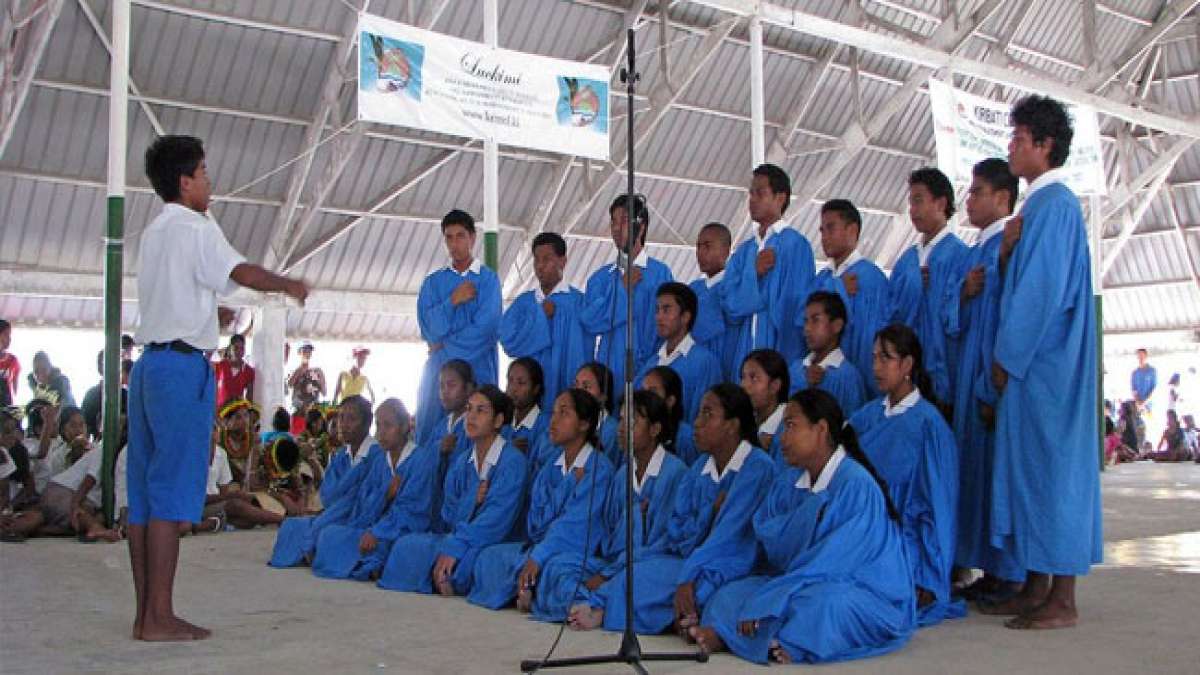 Feiern Sie den Unaine-Tag in Kiribati und erleben Sie die herzliche Wertschätzung für ältere Frauen in dieser lebendigen Gesellschaft.