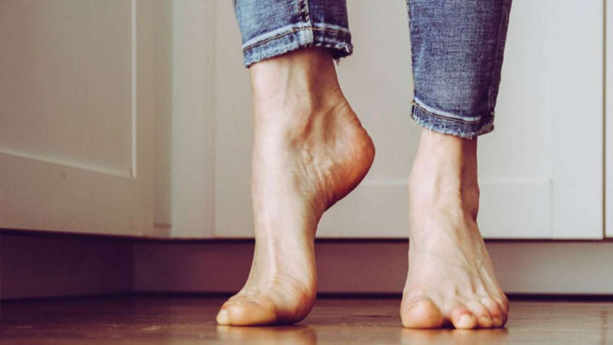 Feiern Sie den Ersten Fußtag und entdecken Sie die faszinierende schottische Tradition, bei der der erste Besucher des Hauses Glück für das kommende Jahr bringen kann. Feiern Sie den Ersten Fußtag und entdecken Sie die faszinierende schottische Tradition, bei der der erste Besucher des Hauses Glück für das kommende Jahr bringen kann.