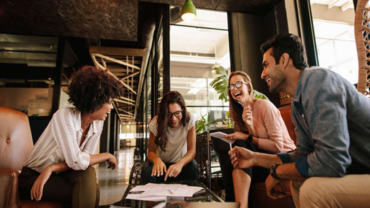 Genießen Sie Quizpausen, Schnitzeljagden und sogar Lachgymnastik, um die Freude an der Arbeit zu steigern und die Arbeitsatmosphäre aufzuhellen.