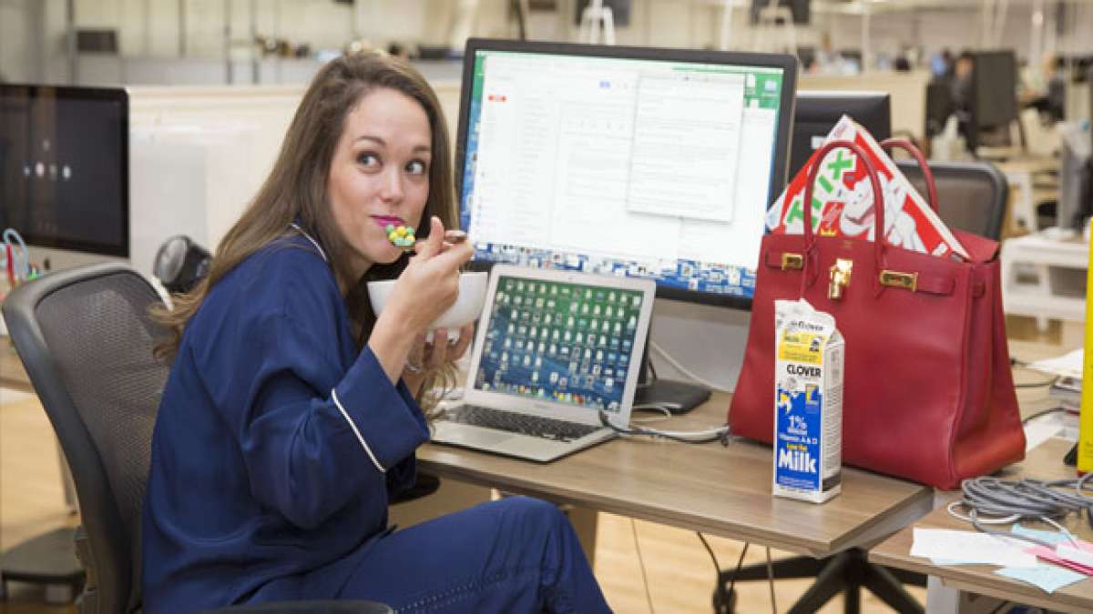 Am 16. April wird der National Wear Your Pajamas To Work Day gefeiert - die perfekte Gelegenheit, Ihren inneren Monarchen herauszulassen und bequem zur Arbeit zu gehen.