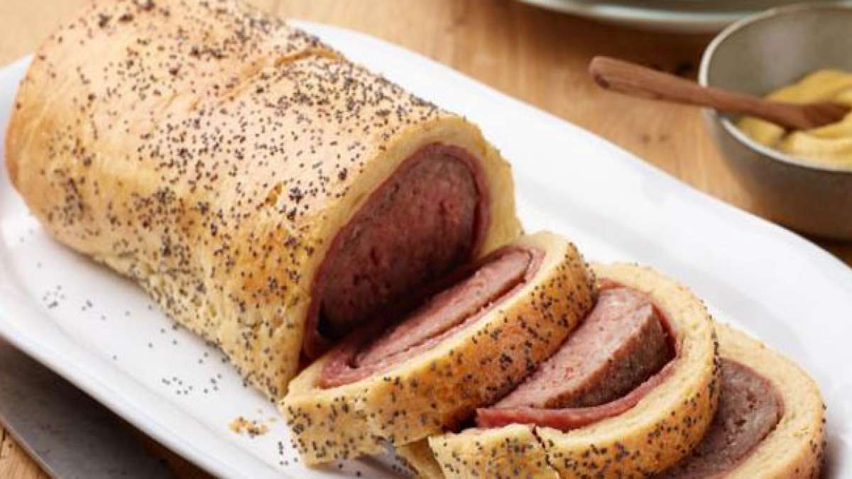 Feiern Sie den Tag des Würstchens im Schlafrock mit diesen köstlichen Teigumwickelten Wurstsnacks – ein herzhaftes Vergnügen, das perfekt für den Genuss in einem oder zwei Bissen ist. Feiern Sie den Tag des Würstchens im Schlafrock mit diesen köstlichen Teigumwickelten Wurstsnacks – ein herzhaftes Vergnügen, das perfekt für den Genuss in einem oder zwei Bissen ist.