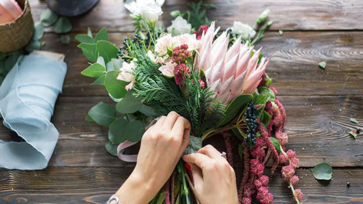Feiern Sie den Tag des Blumendesigns, der auf eine jahrtausendealte Tradition der ägyptischen Blumenarrangements zurückgeht. Feiern Sie den Tag des Blumendesigns, der auf eine jahrtausendealte Tradition der ägyptischen Blumenarrangements zurückgeht.
