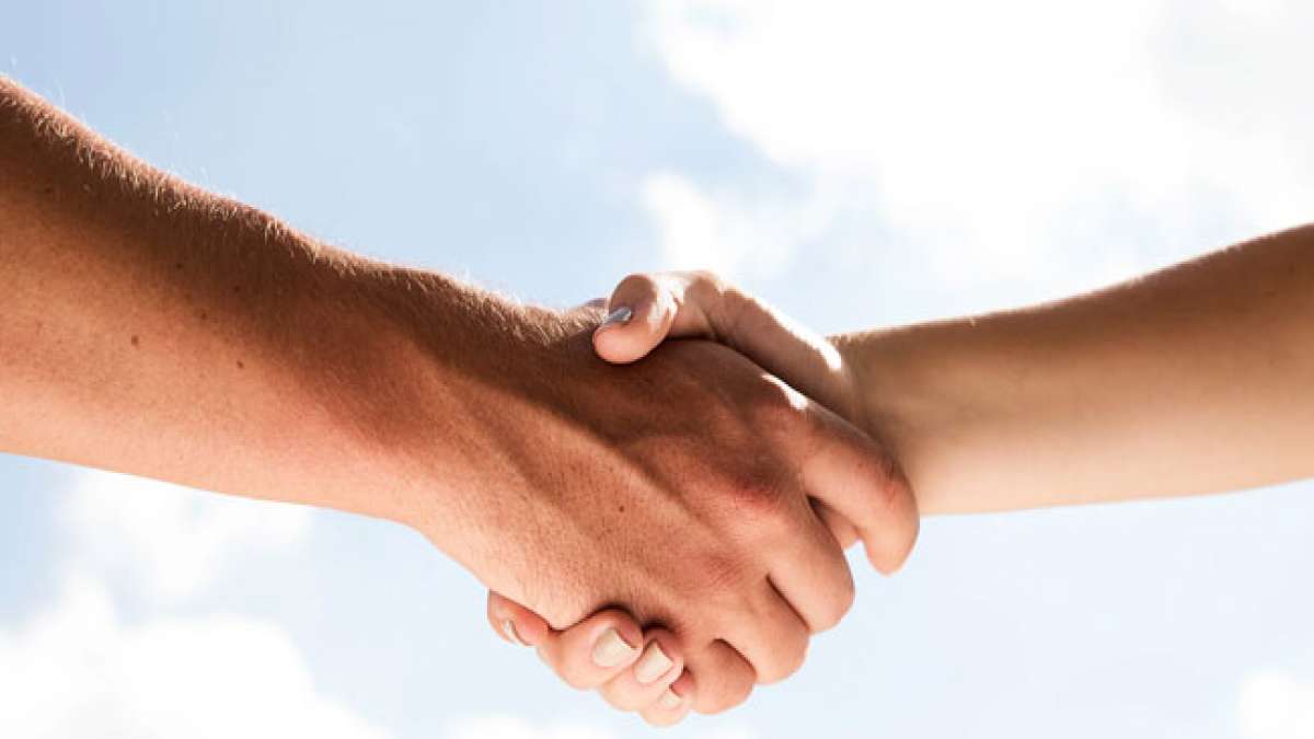 Erfahren Sie mehr über die faszinierende Entwicklung der Versöhnung von ihren öffentlichen Anfängen in der frühchristlichen Zeit bis hin zur heutigen Bedeutung als Teil der Erlösung
