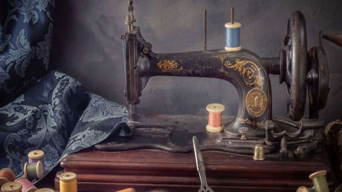 Feiern Sie den Tag der Nähmaschine und entdecken Sie die faszinierende Geschichte hinter diesem revolutionären Gerät, das die Welt der Mode und des Handwerks für immer verändert hat. Feiern Sie den Tag der Nähmaschine und entdecken Sie die faszinierende Geschichte hinter diesem revolutionären Gerät, das die Welt der Mode und des Handwerks für immer verändert hat.