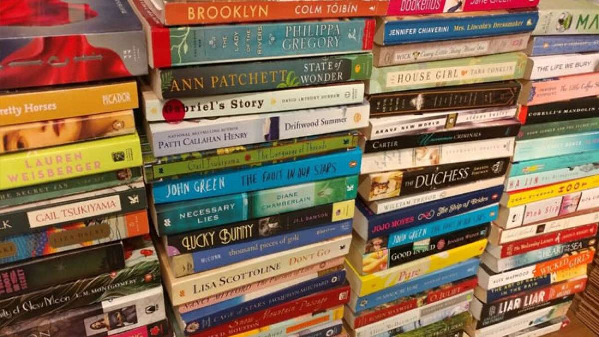 Feiern Sie den Tag des Taschenbuchs und tauchen Sie in die Welt der gedruckten Bücher ein. Feiern Sie den Tag des Taschenbuchs und tauchen Sie in die Welt der gedruckten Bücher ein.
