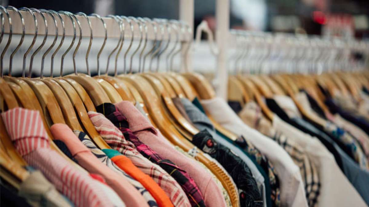 Erleben Sie die Freude des Secondhand-Shoppings auf Trödelmärkten und in Vintage-Läden, wo Sie Schätze aus vergangenen Zeiten entdecken können. Erleben Sie die Freude des Secondhand-Shoppings auf Trödelmärkten und in Vintage-Läden, wo Sie Schätze aus vergangenen Zeiten entdecken können.