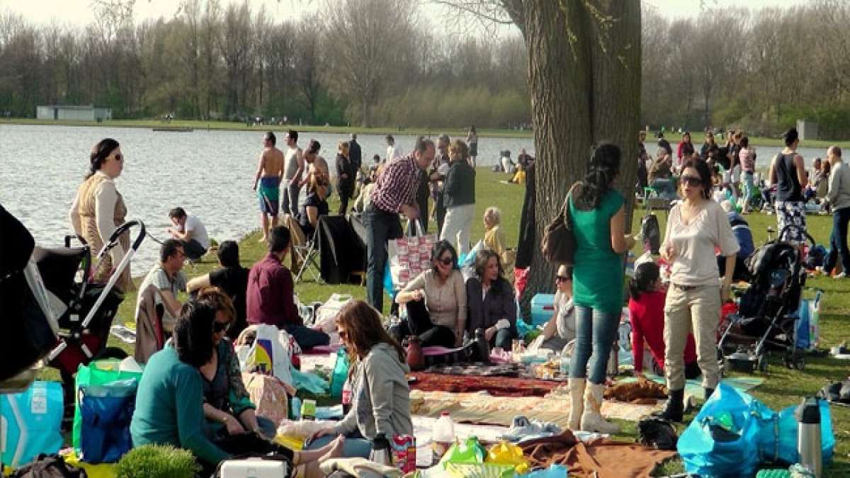 Feiern Sie das Nowruz-Fest im Iran, das 'neuen Tag' bedeutet und eine mindestens 3.000 Jahre alte Tradition hat.