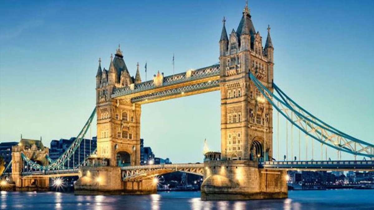 Erleben Sie den Brückentag an der beeindruckenden New River Gorge Bridge in West Virginia, USA.