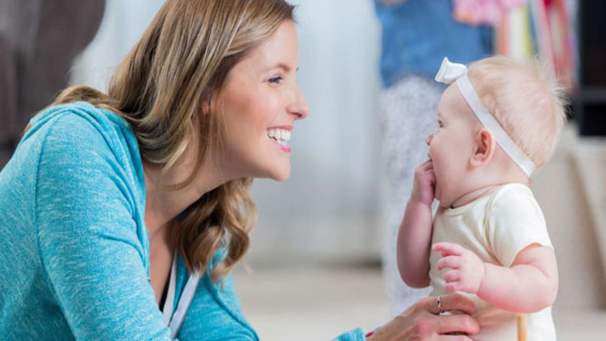 Entdecken Sie die faszinierende Welt des Babbelns und der Sprachentwicklung bei Babys am Plappertag.