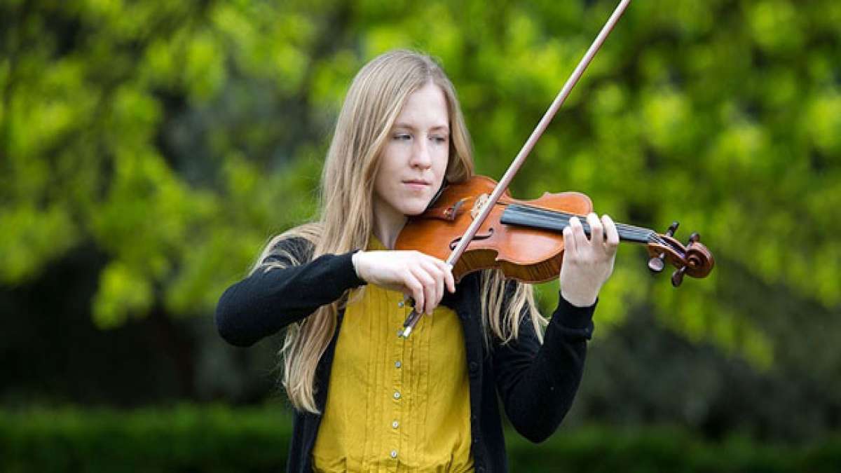 Entdecken Sie die faszinierende Welt der Geige, ein Musikinstrument mit einer 500-jährigen Geschichte und einer einzigartigen sanduhrartigen Form, die aus verschiedenen Holzarten gefertigt wird. Entdecken Sie die faszinierende Welt der Geige, ein Musikinstrument mit einer 500-jährigen Geschichte und einer einzigartigen sanduhrartigen Form, die aus verschiedenen Holzarten gefertigt wird.