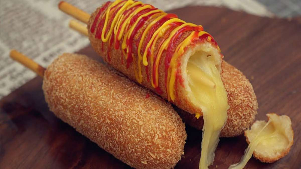 Feiern Sie den Nationalen Corndog-Tag in den USA - ein Fest des Basketball, köstlicher Corn Dogs, Tater Tots und amerikanischen Biers, das perfekt mit der NCAA Men's Division I Basketball Championship zusammenfällt.
