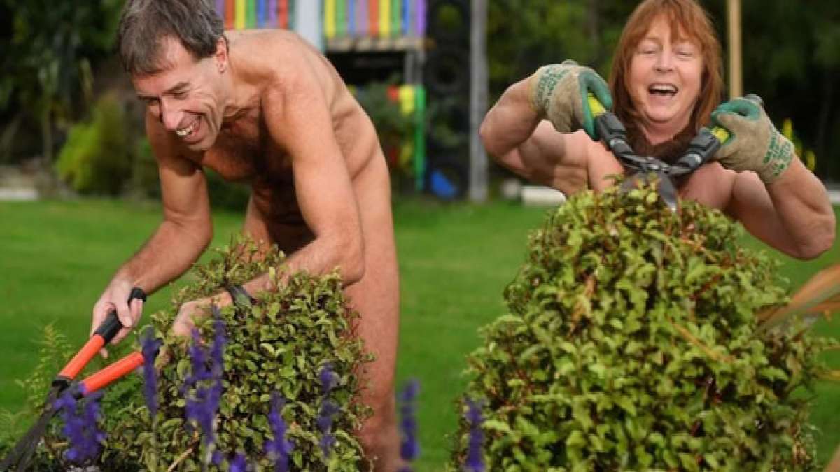 Erleben Sie den außergewöhnlichen Welttag der nackten Gartenarbeit, unterstützt von Naturisten weltweit! Erleben Sie den außergewöhnlichen Welttag der nackten Gartenarbeit, unterstützt von Naturisten weltweit!