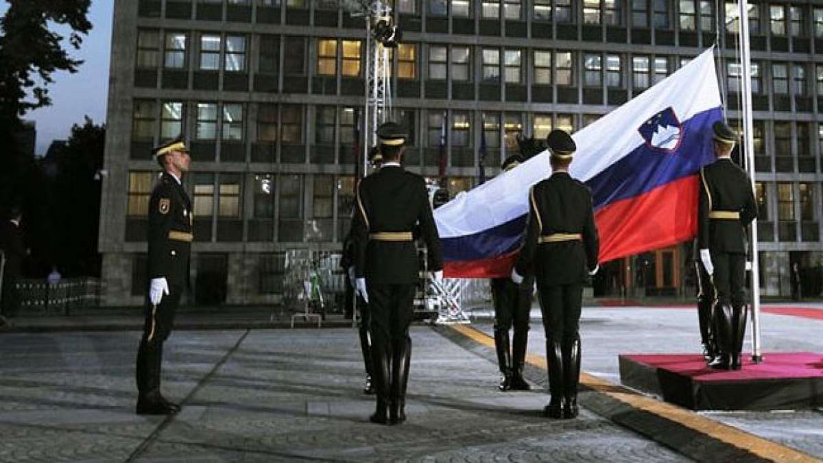 Feiere die slowenische Flagge: Ein Land der Schönheit und Harmonie! Feiere die slowenische Flagge: Ein Land der Schönheit und Harmonie!