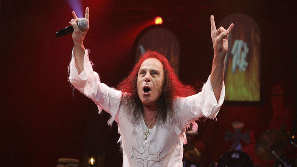 Gedenken Sie der Metal-Legende Ronnie James Dio am offiziellen 'Ronnie James Dio-Tag', an dem seine beeindruckende musikalische Reise und sein Einfluss gefeiert werden. Gedenken Sie der Metal-Legende Ronnie James Dio am offiziellen 'Ronnie James Dio-Tag', an dem seine beeindruckende musikalische Reise und sein Einfluss gefeiert werden.