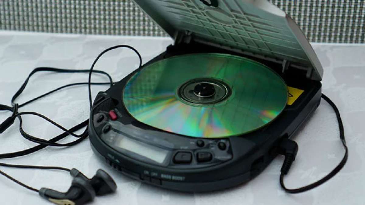 Feiern Sie die bahnbrechende Technologie des CD-Players am CD-Player-Tag.